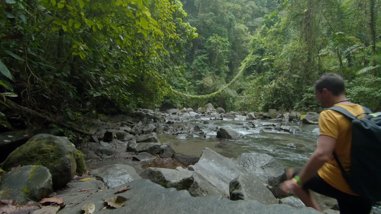 一名男子在哥斯达黎加的拉福图纳雨林徒步旅行视频素材