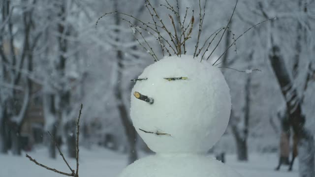 特写的快乐有趣的雪人男孩的背景下的大雪。视频素材