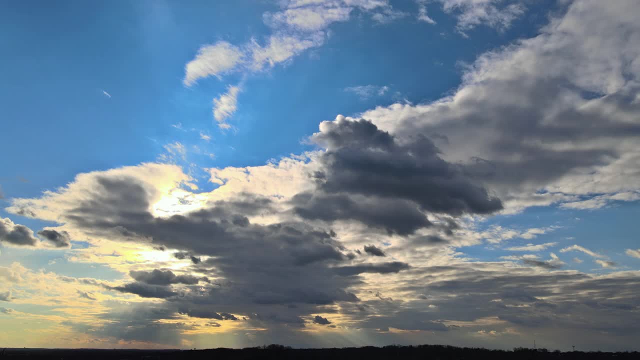 令人惊叹的粉红色紫色的天空在美丽的自然景色日落天空的辉煌视频素材