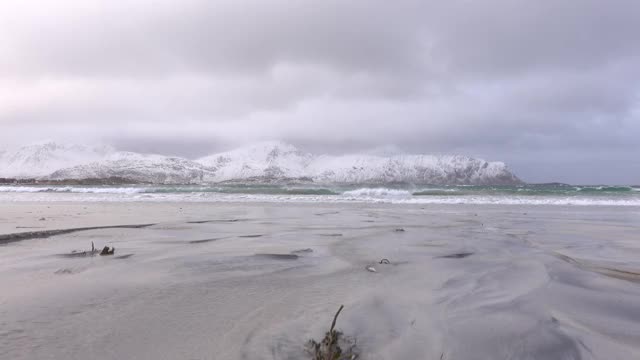 挪威罗浮敦的雪山海滩视频下载