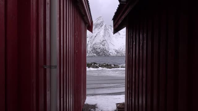 挪威罗浮敦，典型的白雪红色小屋的迷人村庄视频下载