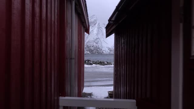 挪威罗浮敦，典型的白雪红色小屋的迷人村庄视频素材