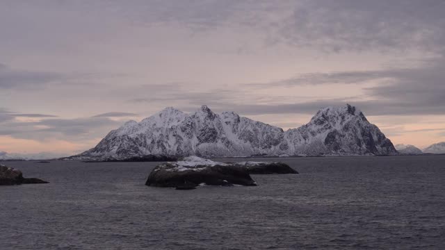 挪威罗浮敦的海滩和雪山景色令人惊叹。冬天的风景视频素材