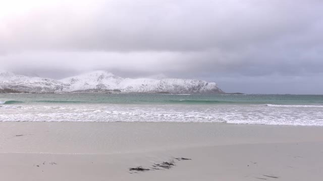 挪威罗浮敦的雪山海滩视频素材