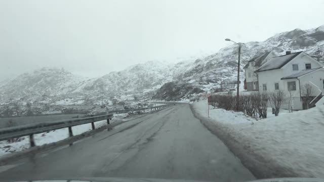 在冬天下雪的时候，一条被雪覆盖的风景风景的道路的风景- Pov，第一人称视频下载