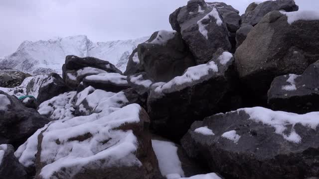 挪威罗浮敦的海滩和雪山景色令人惊叹。冬天的风景视频下载