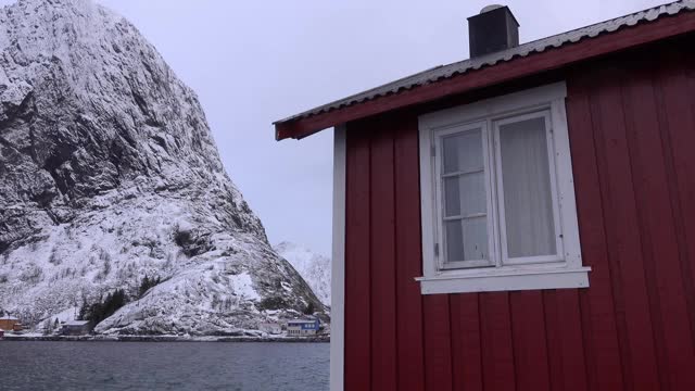 挪威罗浮敦，典型的白雪红色小屋的迷人村庄视频素材