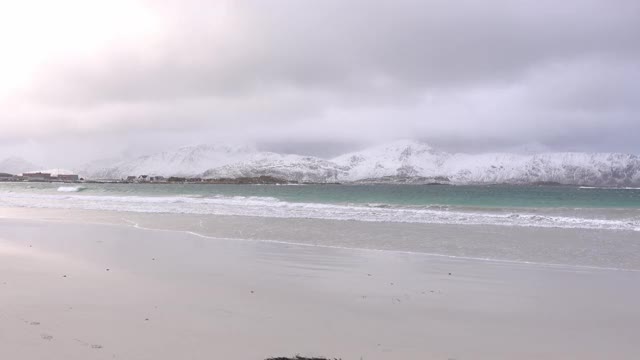 挪威罗浮敦的雪山海滩视频素材