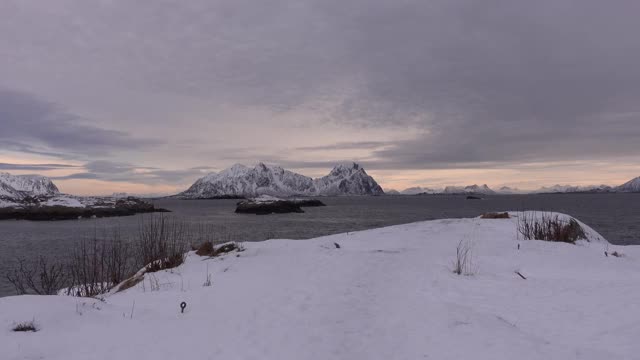 挪威罗浮敦的海滩和雪山景色令人惊叹。冬天的风景视频素材