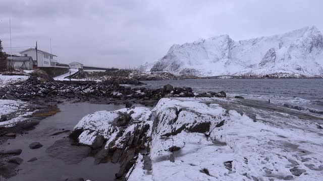 挪威罗浮敦的海滩和雪山景色令人惊叹。冬天的风景视频素材