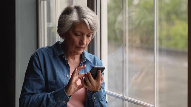 成熟的女人拿着手机用免提留言视频素材