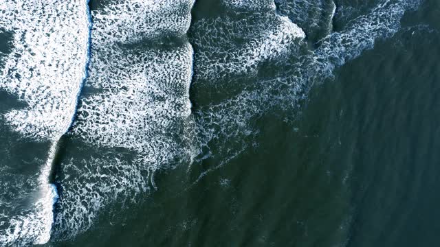 在大西洋海岸冲浪视频素材