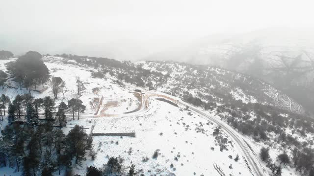 道路和雪山鸟瞰图视频素材