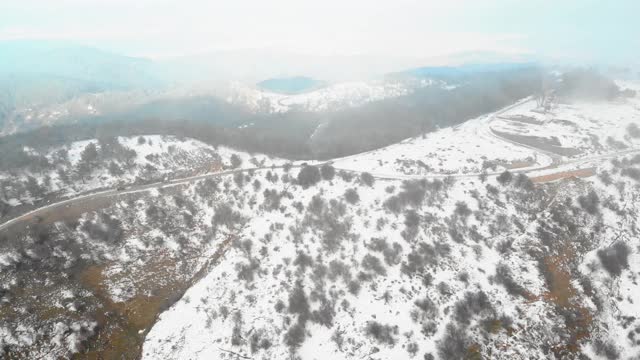 道路和雪山鸟瞰图视频素材