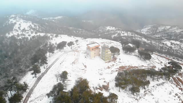 道路和雪山鸟瞰图视频素材