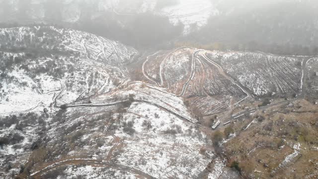 道路和雪山鸟瞰图视频素材