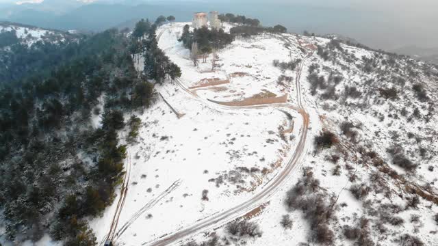 道路和雪山鸟瞰图视频素材