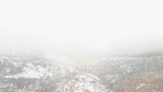 道路和雪山鸟瞰图视频素材