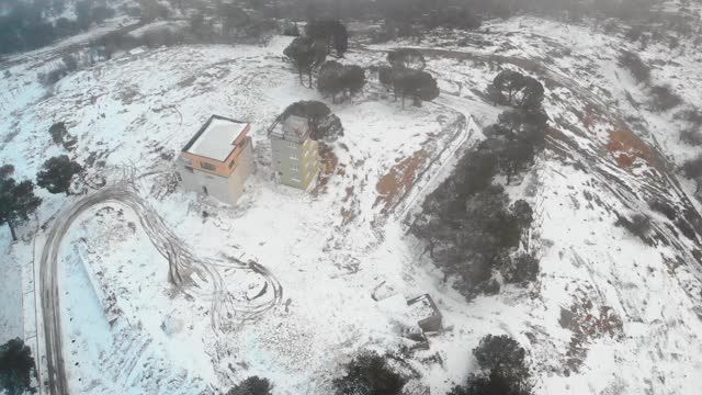 道路和雪山鸟瞰图视频素材