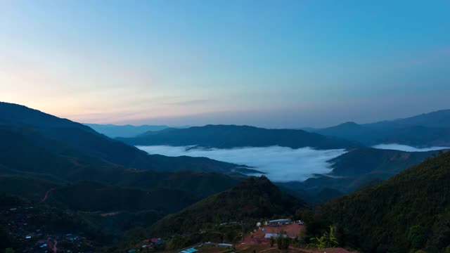 时间流逝的壮丽的雾，雾流周围的山在早晨在淮河村，南，泰国。视频素材