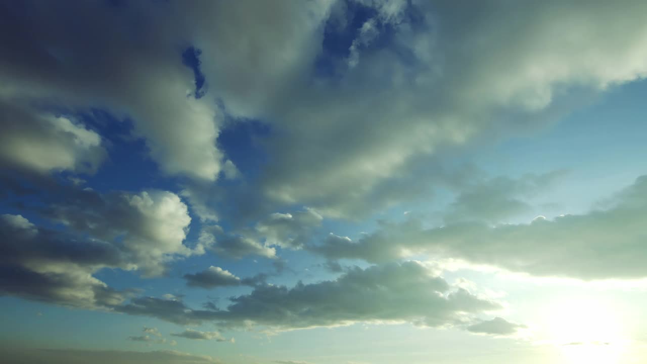 天空中移动的明亮积云雨云视频素材