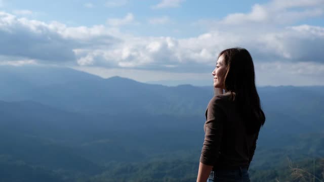 一位女游客在看美丽的绿色山景视频素材