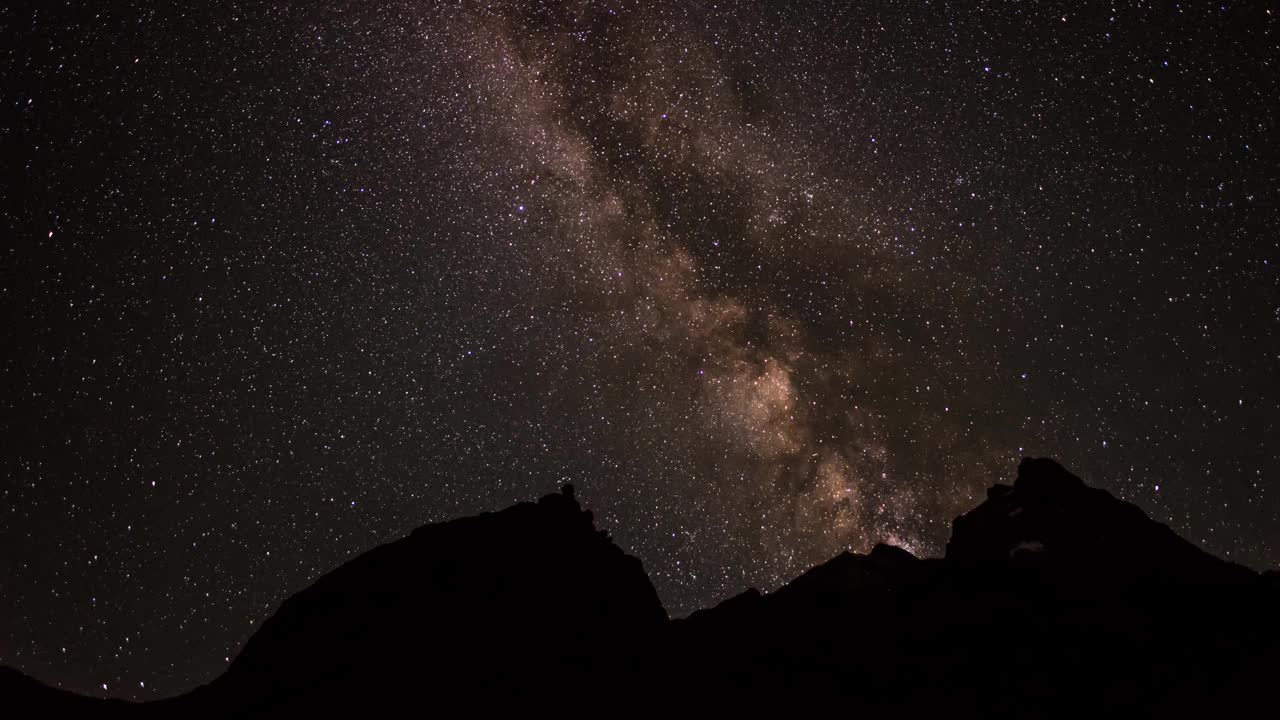 银河系和木星在奇姆塔加附近的范恩山脉上方移动的时间流逝视频下载