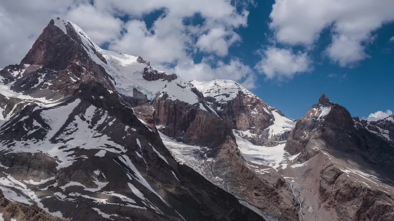 梵山脉钦塔加山脉上空云移动的时间间隔视频素材