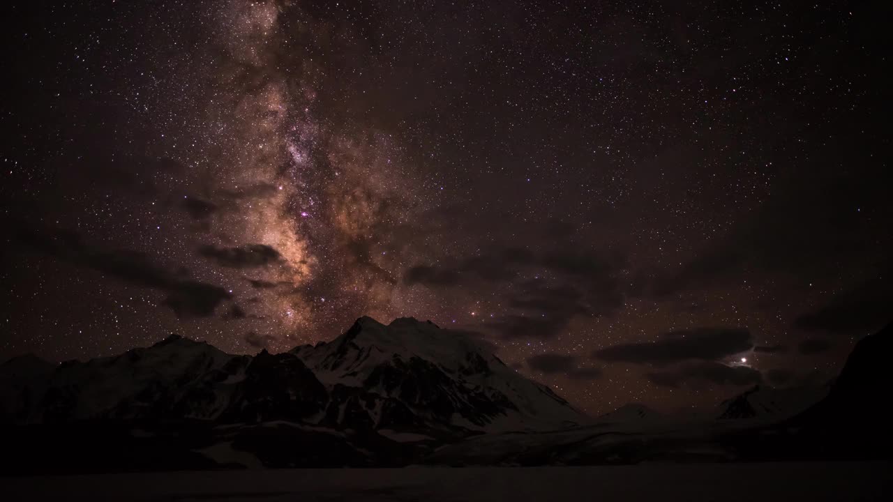 银河系和木星在帕米尔山脉上方移动的时间流逝视频素材