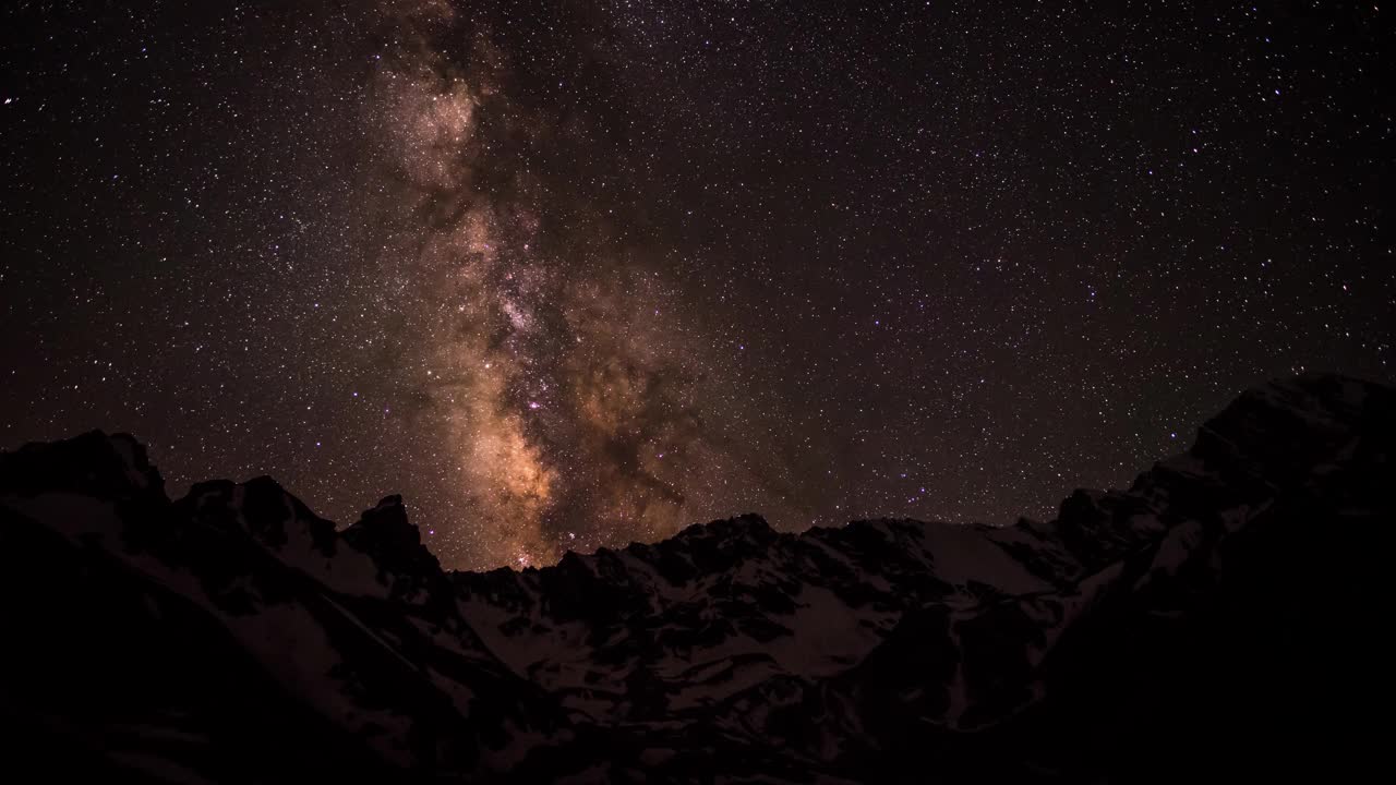 银河系和木星在奇姆塔加附近的范恩山脉上方移动的时间流逝视频下载