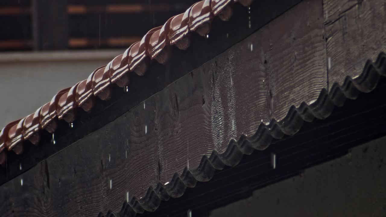 屋顶上的大雨视频素材