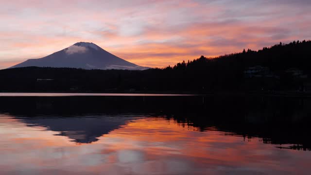 富士山和日落时湖中倒映的戏剧性天空(淘金)视频素材