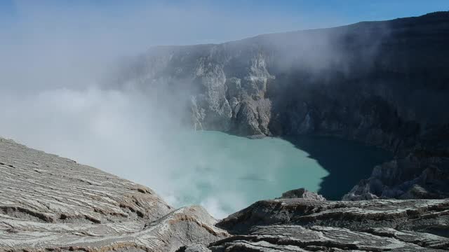 鸟瞰图的伊真火山口视频素材