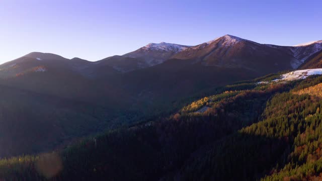 乌克兰喀尔巴阡山脉的Dzembronya村附近风景如画视频素材