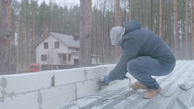 屋顶工人在屋顶上工作。视频素材