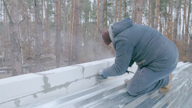 屋顶工人在屋顶上工作。视频素材