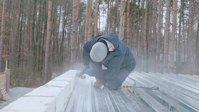 屋顶工人在屋顶上工作。视频素材