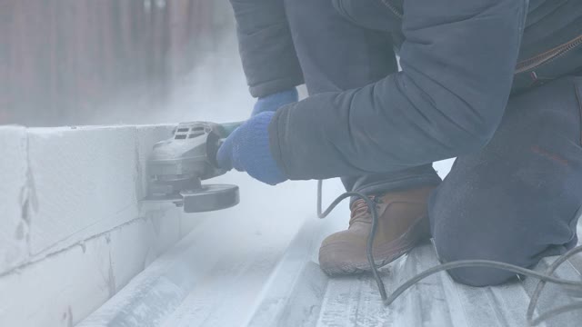 屋顶工人在屋顶上工作。视频素材