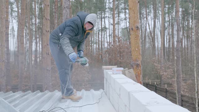 屋顶工人在屋顶上工作。视频素材