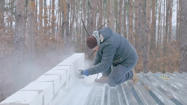 屋顶工人在屋顶上工作。视频素材