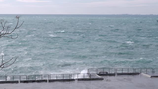 大浪在Kadikoy Moda海岸拍打的慢镜头视频素材