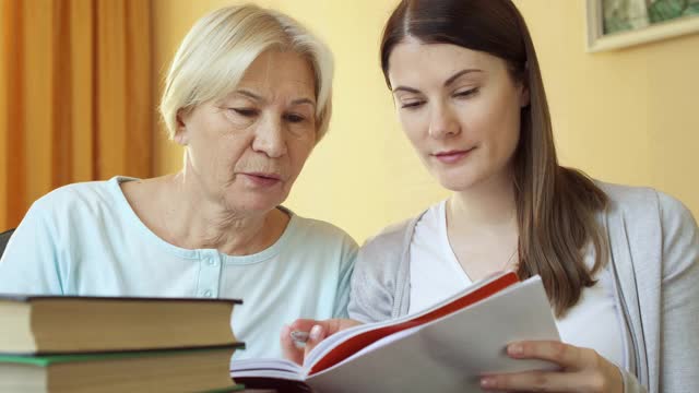 老师给高年级学生上课。女导师向高级女士讲解外语规则视频素材