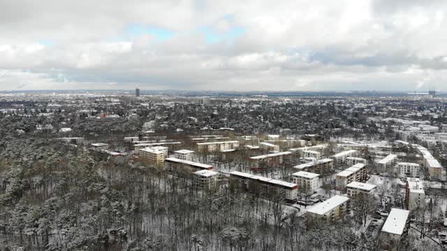 无人机拍摄的德国柏林在封锁期间下雪的景象视频下载