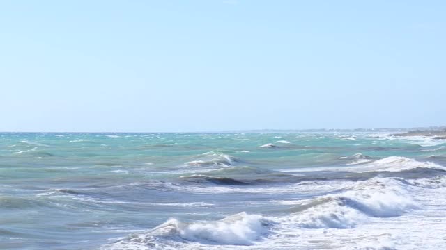 普利亚冬季的海洋。海浪涌向岸边，风吹着视频素材