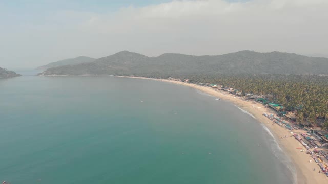 在印度果阿南部Palolem海滩的蓝绿色海岸-航拍宽拍摄视频素材