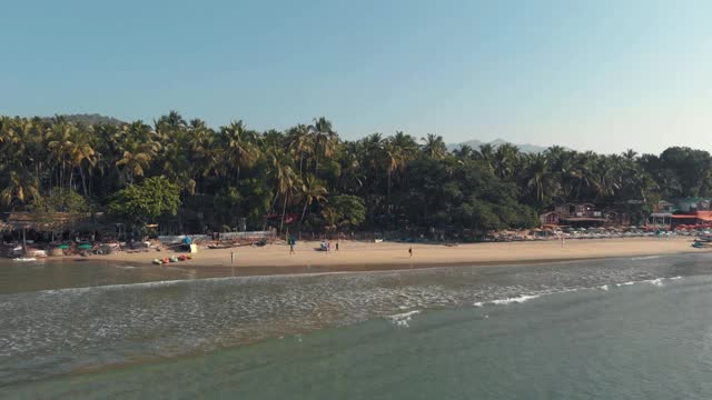 美丽的热带海滩和几个游客在旅游景点帕洛伦，印度。视频素材