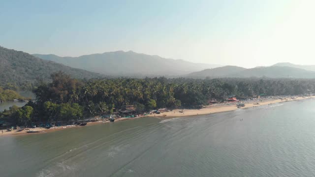 沿海异国情调的海岸线和旅游海滩度假村在帕洛伦海滩，在果阿，印度视频素材