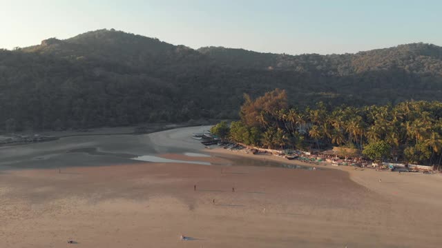 在印度帕洛伦旅游景点的退潮期间，日落时的海滩镜头。视频素材