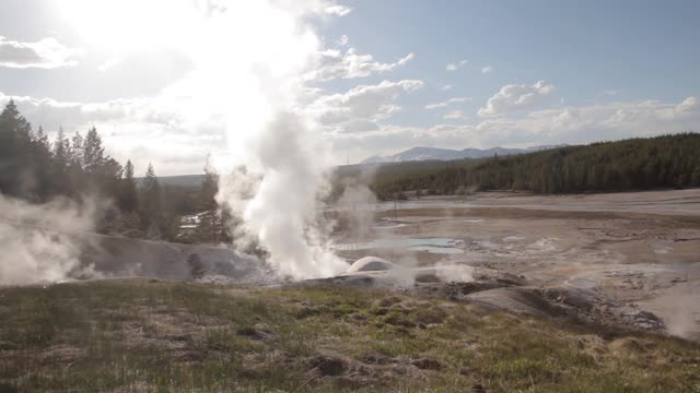 黄石国家公园的火山和地质景观是美国独有的世界奇观视频素材