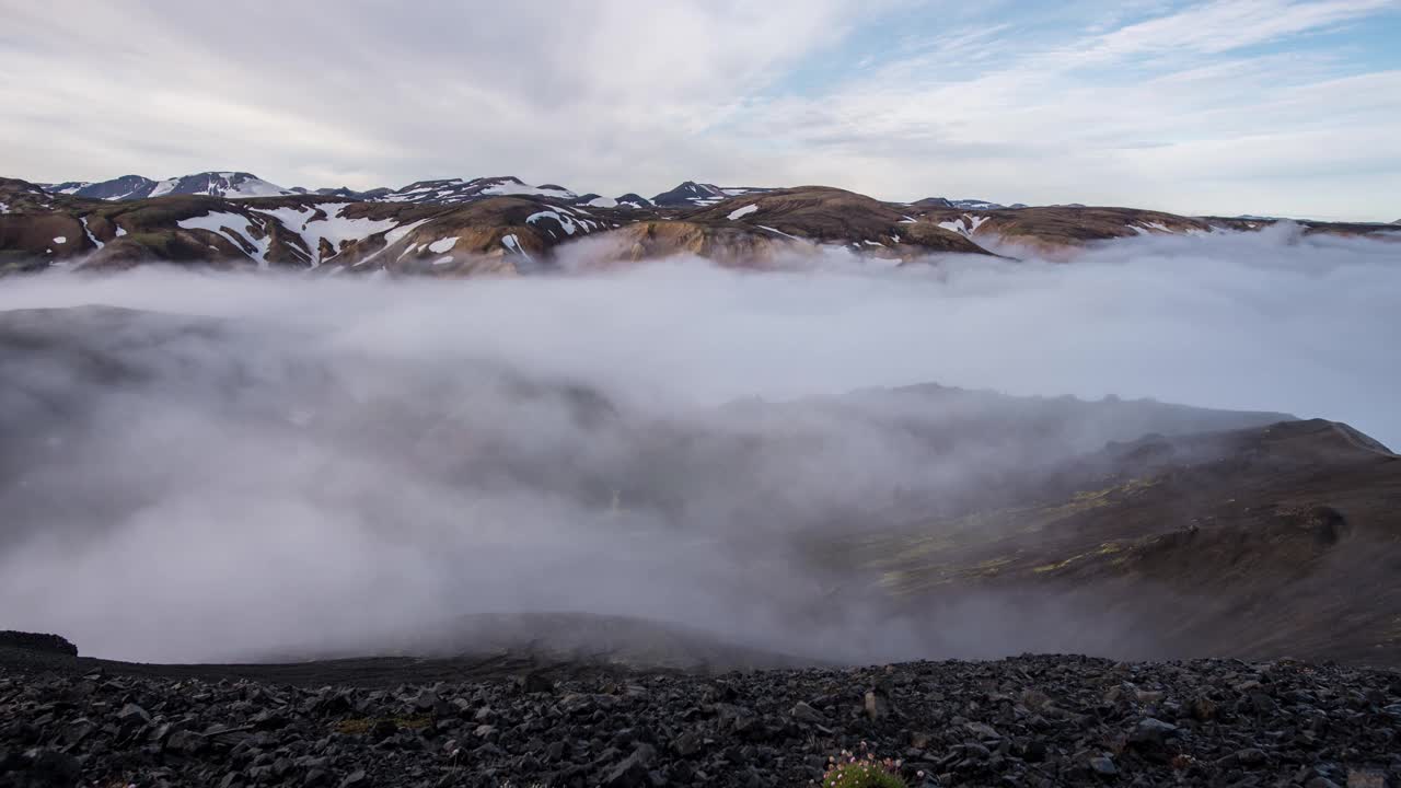 在Landmannalaugar，云在火山周围移动的时间间隔视频下载